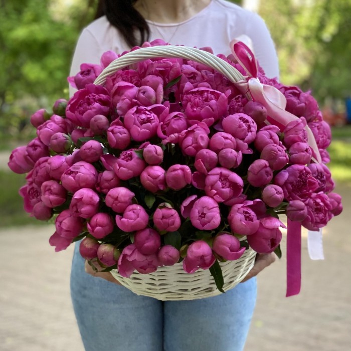 101 малиновый пион Флеминг в корзине